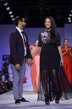 Model walk the ramp for Alpana and Neeraj Show at Wills Lifestyle India Fashion Week 2012 day 3 on 8th Oct 2012 (1).JPG