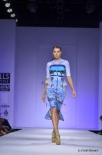 Model walk the ramp for Alpana and Neeraj Show at Wills Lifestyle India Fashion Week 2012 day 3 on 8th Oct 2012 (37).JPG