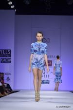 Model walk the ramp for Alpana and Neeraj Show at Wills Lifestyle India Fashion Week 2012 day 3 on 8th Oct 2012 (40).JPG