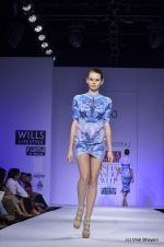 Model walk the ramp for Alpana and Neeraj Show at Wills Lifestyle India Fashion Week 2012 day 3 on 8th Oct 2012 (41).JPG
