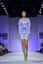 Model walk the ramp for Alpana and Neeraj Show at Wills Lifestyle India Fashion Week 2012 day 3 on 8th Oct 2012 (55).JPG