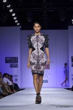Model walk the ramp for Alpana and Neeraj Show at Wills Lifestyle India Fashion Week 2012 day 3 on 8th Oct 2012 (61).JPG