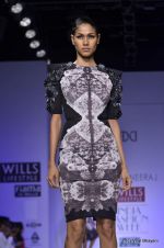 Model walk the ramp for Alpana and Neeraj Show at Wills Lifestyle India Fashion Week 2012 day 3 on 8th Oct 2012 (62).JPG