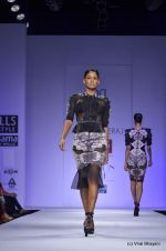 Model walk the ramp for Alpana and Neeraj Show at Wills Lifestyle India Fashion Week 2012 day 3 on 8th Oct 2012 (63).JPG