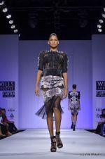Model walk the ramp for Alpana and Neeraj Show at Wills Lifestyle India Fashion Week 2012 day 3 on 8th Oct 2012 (64).JPG