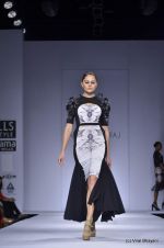 Model walk the ramp for Alpana and Neeraj Show at Wills Lifestyle India Fashion Week 2012 day 3 on 8th Oct 2012 (69).JPG