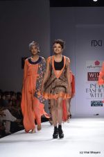 Model walk the ramp for Anupama Dayal Show at Wills Lifestyle India Fashion Week 2012 day 3 on 8th Oct 2012 (104).JPG