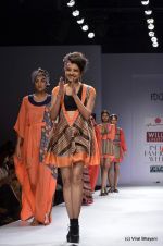 Model walk the ramp for Anupama Dayal Show at Wills Lifestyle India Fashion Week 2012 day 3 on 8th Oct 2012 (106).JPG