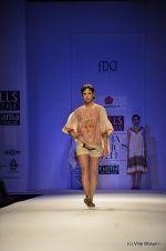 Model walk the ramp for Anupama Dayal Show at Wills Lifestyle India Fashion Week 2012 day 3 on 8th Oct 2012 (2).JPG