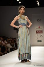 Model walk the ramp for Anupama Dayal Show at Wills Lifestyle India Fashion Week 2012 day 3 on 8th Oct 2012 (20).JPG