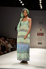 Model walk the ramp for Anupama Dayal Show at Wills Lifestyle India Fashion Week 2012 day 3 on 8th Oct 2012 (23).JPG