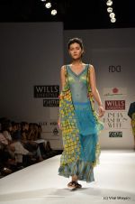 Model walk the ramp for Anupama Dayal Show at Wills Lifestyle India Fashion Week 2012 day 3 on 8th Oct 2012 (49).JPG