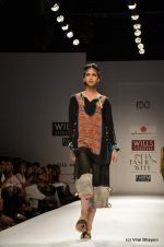Model walk the ramp for Anupama Dayal Show at Wills Lifestyle India Fashion Week 2012 day 3 on 8th Oct 2012 (53).JPG