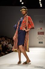 Model walk the ramp for Anupama Dayal Show at Wills Lifestyle India Fashion Week 2012 day 3 on 8th Oct 2012 (58).JPG