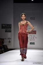 Model walk the ramp for Anupama Dayal Show at Wills Lifestyle India Fashion Week 2012 day 3 on 8th Oct 2012 (77).JPG