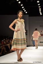 Model walk the ramp for Anupama Dayal Show at Wills Lifestyle India Fashion Week 2012 day 3 on 8th Oct 2012 (8).JPG