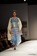 Model walk the ramp for Anupama Dayal Show at Wills Lifestyle India Fashion Week 2012 day 3 on 8th Oct 2012 (9).JPG