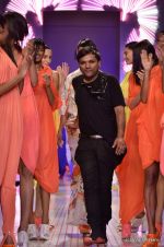 Model walk the ramp for Gaurav Gupta Show at Wills Lifestyle India Fashion Week 2012 day 3 on 8th Oct 2012 (131).JPG