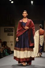 Model walk the ramp for Manish Malhotra Show at Wills Lifestyle India Fashion Week 2012 day 2 on 7th Oct 2012 (84).JPG