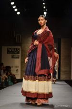 Model walk the ramp for Manish Malhotra Show at Wills Lifestyle India Fashion Week 2012 day 2 on 7th Oct 2012 (85).JPG