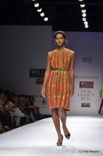 Model walk the ramp for Nachiket Barve Show at Wills Lifestyle India Fashion Week 2012 day 3 on 8th Oct 2012 (64).JPG