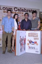 Alia Bhatt, Varun Dhavan and Siddharth Malhotra unveil the merchandise of their film Student of the year in Infinity Mall on 9th Oct 2012 (32).JPG
