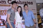 Alia Bhatt, Varun Dhavan and Siddharth Malhotra unveil the merchandise of their film Student of the year in Infinity Mall on 9th Oct 2012 (36).JPG