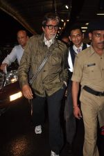 Amitabh Bachchan snapped at the airport in Mumbai on 8th Oct 2012 (10).JPG
