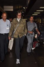 Amitabh Bachchan snapped at the airport in Mumbai on 8th Oct 2012 (12).JPG
