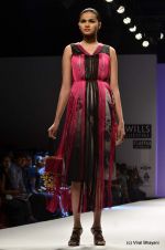 Model walk the ramp for Abhi Singh Show at Wills Lifestyle India Fashion Week 2012 day 4 on 9th Oct 2012 (25).JPG