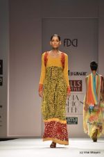 Model walk the ramp for Preeti Jhawar Show at Wills Lifestyle India Fashion Week 2012 day 4 on 9th Oct 2012 (16).JPG