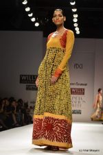 Model walk the ramp for Preeti Jhawar Show at Wills Lifestyle India Fashion Week 2012 day 4 on 9th Oct 2012 (18).JPG