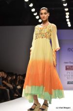 Model walk the ramp for Preeti Jhawar Show at Wills Lifestyle India Fashion Week 2012 day 4 on 9th Oct 2012 (48).JPG