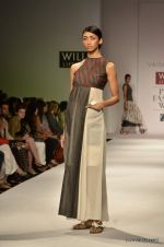 Model walk the ramp for Vaishali S Show at Wills Lifestyle India Fashion Week 2012 day 4 on 9th Oct 2012 (46).JPG