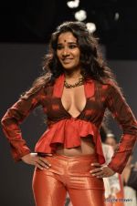 Tannishtha Chatterjee walk the ramp for Rahul Singh Show at Wills Lifestyle India Fashion Week 2012 day 4 on 9th Oct 2012 (95).JPG