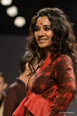 Tannishtha Chatterjee walk the ramp for Rahul Singh Show at Wills Lifestyle India Fashion Week 2012 day 4 on 9th Oct 2012 (99).JPG