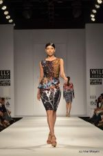 Model walk the ramp for Ashish Soni Show at Wills Lifestyle India Fashion Week 2012 day 4 on 9th Oct 2012 (145).JPG