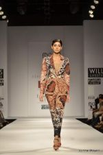 Model walk the ramp for Ashish Soni Show at Wills Lifestyle India Fashion Week 2012 day 4 on 9th Oct 2012 (151).JPG