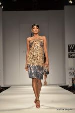 Model walk the ramp for Ashish Soni Show at Wills Lifestyle India Fashion Week 2012 day 4 on 9th Oct 2012 (158).JPG