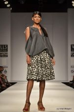 Model walk the ramp for Ashish Soni Show at Wills Lifestyle India Fashion Week 2012 day 4 on 9th Oct 2012 (29).JPG