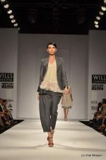 Model walk the ramp for Ashish Soni Show at Wills Lifestyle India Fashion Week 2012 day 4 on 9th Oct 2012 (41).JPG