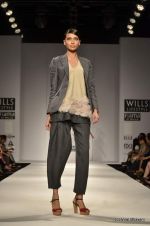 Model walk the ramp for Ashish Soni Show at Wills Lifestyle India Fashion Week 2012 day 4 on 9th Oct 2012 (42).JPG