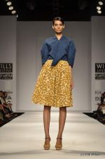 Model walk the ramp for Ashish Soni Show at Wills Lifestyle India Fashion Week 2012 day 4 on 9th Oct 2012 (55).JPG
