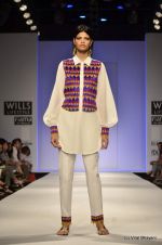 Model walk the ramp for Jenjum Gadi Show at Wills Lifestyle India Fashion Week 2012 day 5 on 10th Oct 2012 (25).JPG