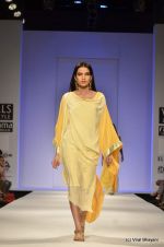 Model walk the ramp for Jenjum Gadi Show at Wills Lifestyle India Fashion Week 2012 day 5 on 10th Oct 2012 (60).JPG