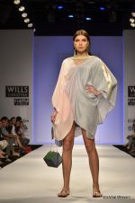 Model walk the ramp for Jenjum Gadi Show at Wills Lifestyle India Fashion Week 2012 day 5 on 10th Oct 2012 (70).JPG