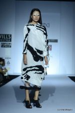 Model walk the ramp for Kallol Datta Show at Wills Lifestyle India Fashion Week 2012 day 4 on 9th Oct 2012 (85).JPG