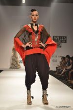 Model walk the ramp for Malini Ramani Show at Wills Lifestyle India Fashion Week 2012 day 4 on 9th Oct 2012 (113).JPG