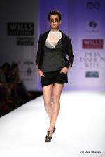 Model walk the ramp for Raj Shroff Show at Wills Lifestyle India Fashion Week 2012 day 5 on 10th Oct 2012 (117).JPG
