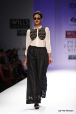 Model walk the ramp for Raj Shroff Show at Wills Lifestyle India Fashion Week 2012 day 5 on 10th Oct 2012 (125).JPG